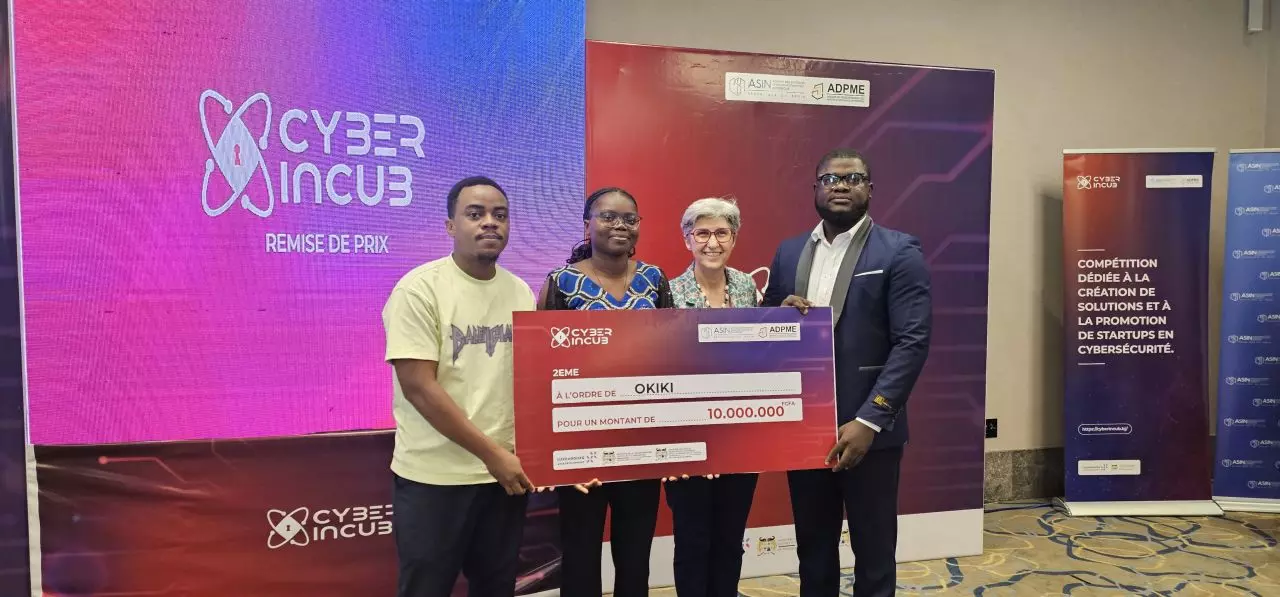 L'équipe OKIKI GUARD immortalisent le moment avec le check de dix millions